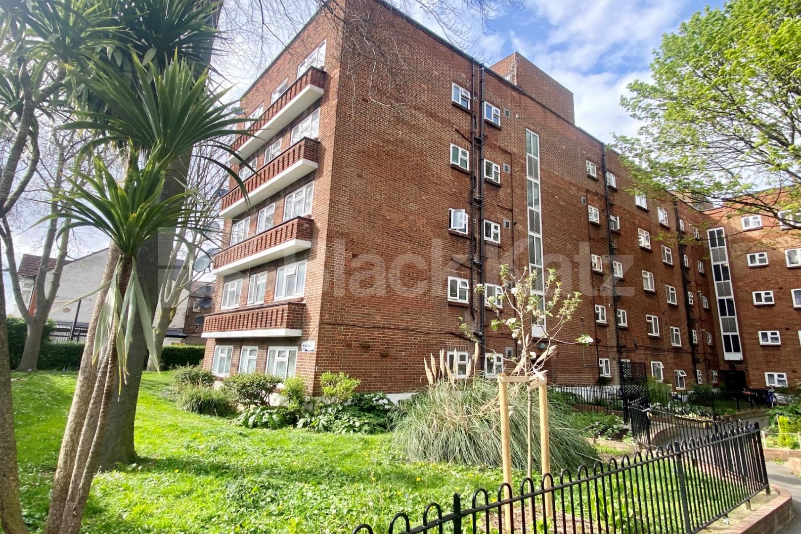 Contemporary and stylish two bedroomed in the heart of Brixton Arlington Lodge Brixton hill, Brixton
